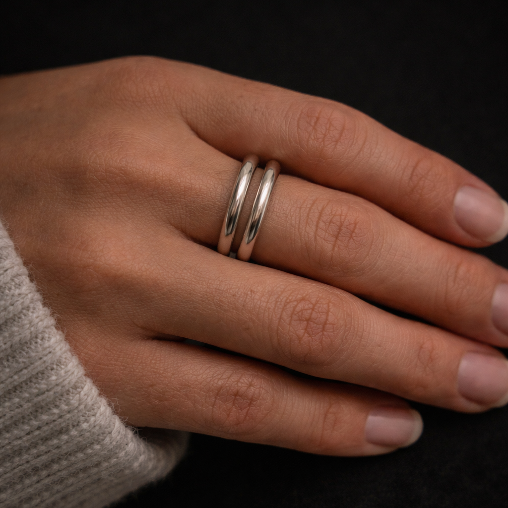 Dobbel sølv sterling silver ring på en hånd.