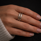 Dobbel sølv sterling silver ring på en hånd.