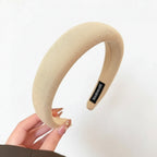 Beige hårbøyle i hvitt studio.