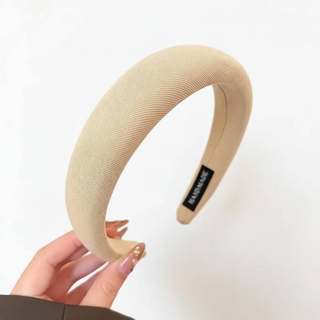 Beige hårbøyle i hvitt studio.