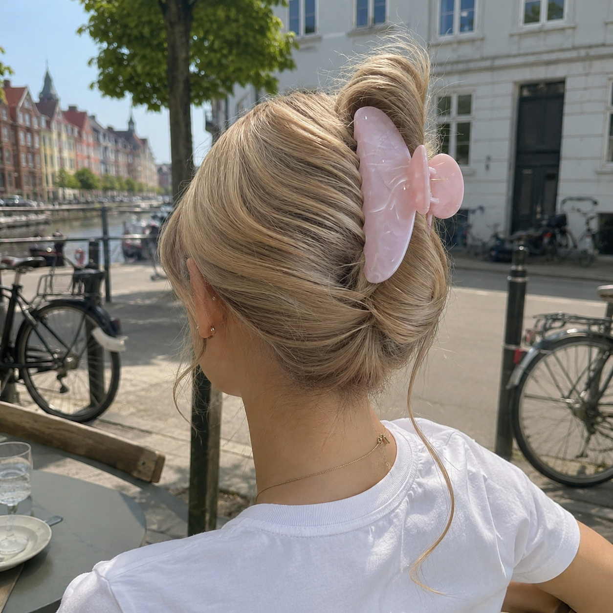 Hårklype i håret på en blond jente. 