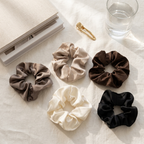 5 scrunchie hårstrikk i forskjellige farger. 