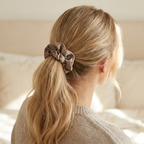 Scrunchie i håret på en fin blonde modell. 