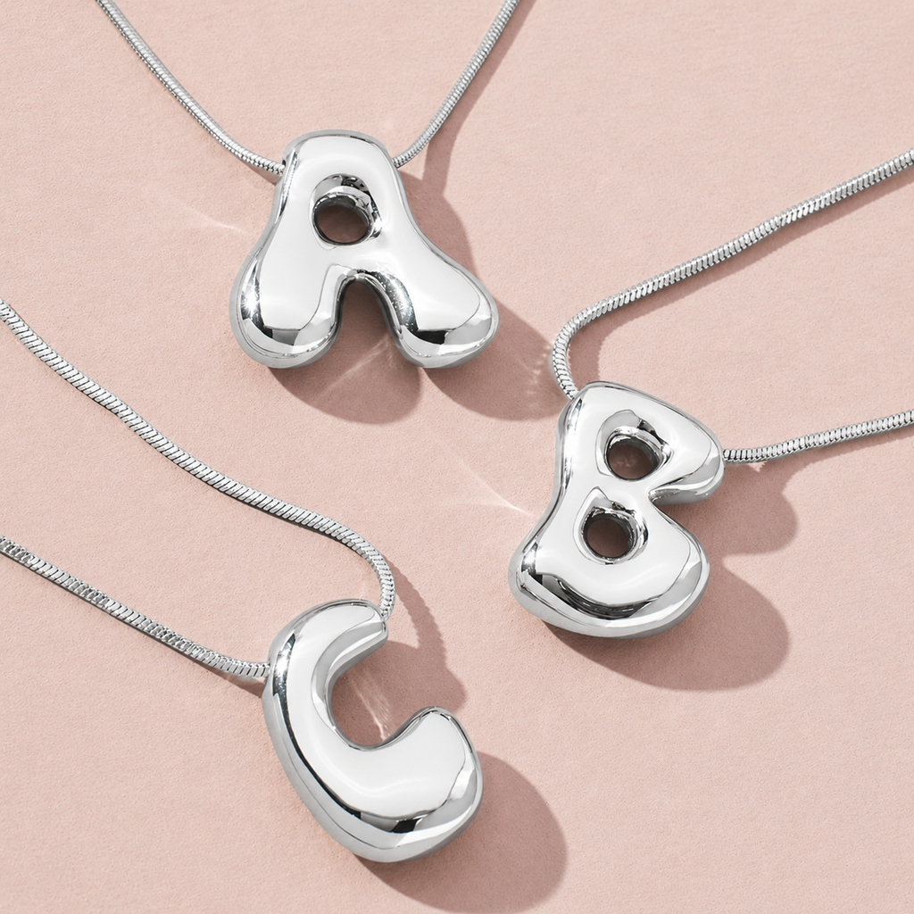 Bokstavkjede i sølv boble design.